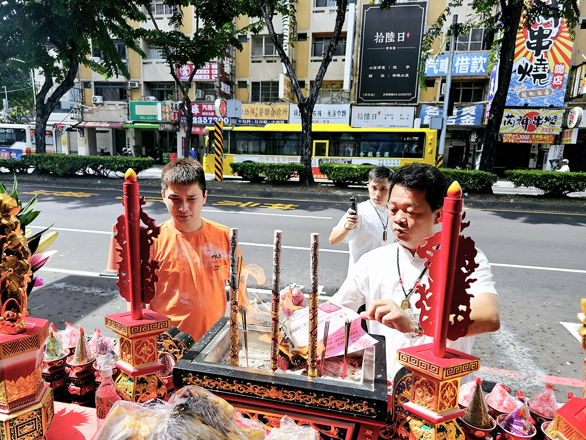 台中丞皇總道院，林峻安老師為公仔/盒玩店進行旺鋪招財法會，提升店面營收與客源。