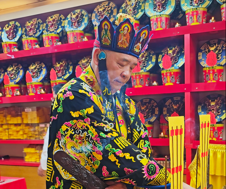 企業主透過台中丞皇總道院祖先功德壇法會，為祖先迴向金銀財帛，祈求事業逆勢成長。