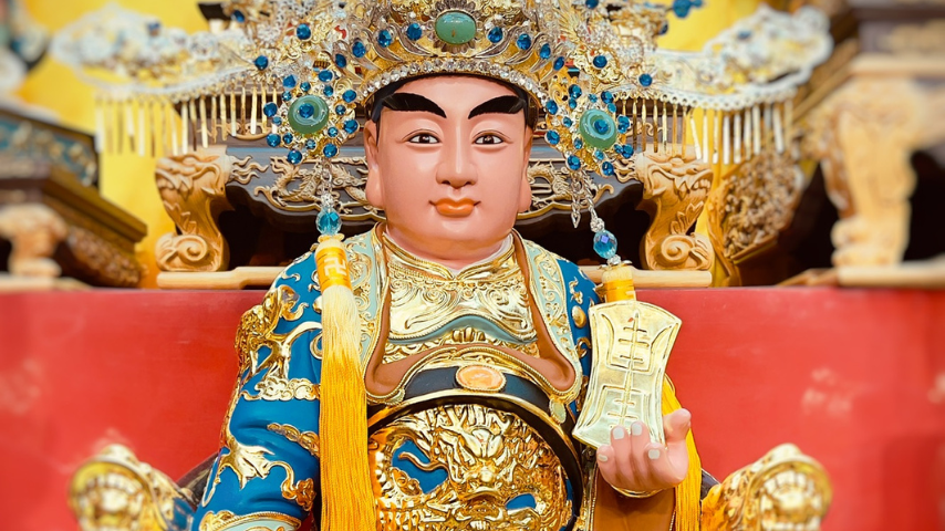 丞皇總道院西路財神納珍天尊曹寶，手持金牌象徵財富管理與收支平衡