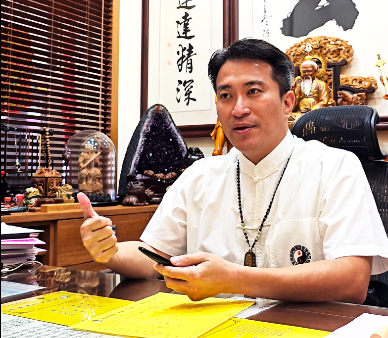 丞皇老師為信眾進行個人開運諮詢與建