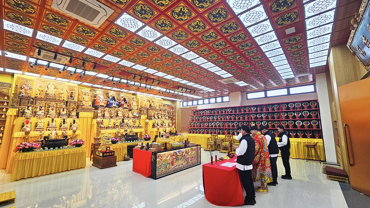 丞皇總道院每月初一十五祈福法會現場，祖師加持信眾接福、符串加持、法寶過爐