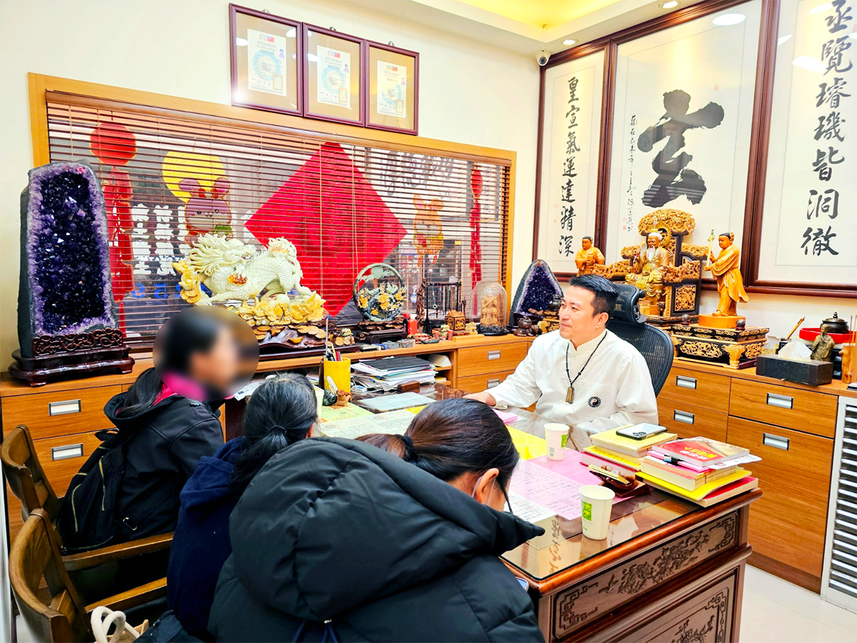姐妹感情不順,意外頻繁、媽媽腎指數惡化即將洗腎，三人同步前往丞皇改名與祈福後命運翻轉：車關解除、感情順遂、腎指數恢復正常！立即了解姓名與家運對運勢的關鍵影響。