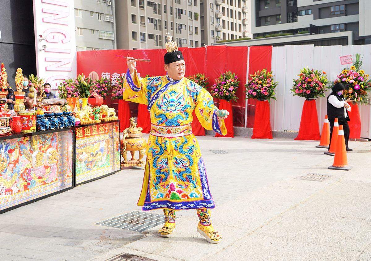 超級巨星KTV洲際崇德店開幕祈福法會現場，丞皇林峻安老師主持開香儀式，祈求生意興隆、財源滾滾
