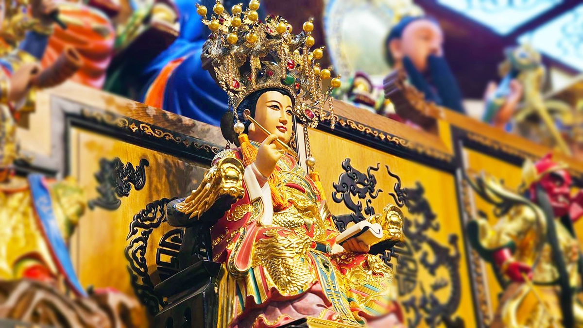 台中丞皇總道院供奉的月老、和合二仙與註生娘娘神像，庇佑感情、婚姻與家庭