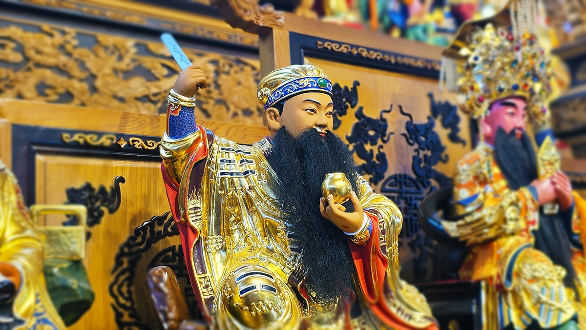 藥王孫思邈、保生大帝與感天大帝三真人合祀於台中丞皇總道院五樓主殿，保佑健康與財富