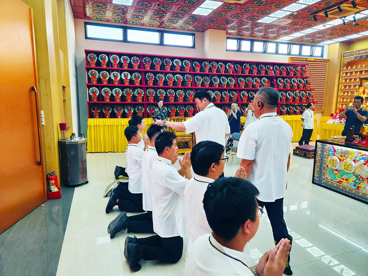 丞皇王禪祖師傳承，台中丞皇總道院弟子拜師入門，正宗道脈，助人改運。