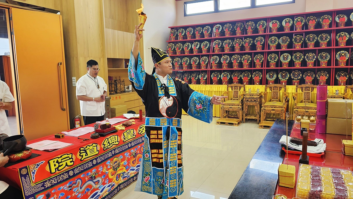 信眾透過台中丞皇總道院化解陰債，並透過補財庫、中元普渡，成功改善財運及祖先問題，扭轉運程困境。