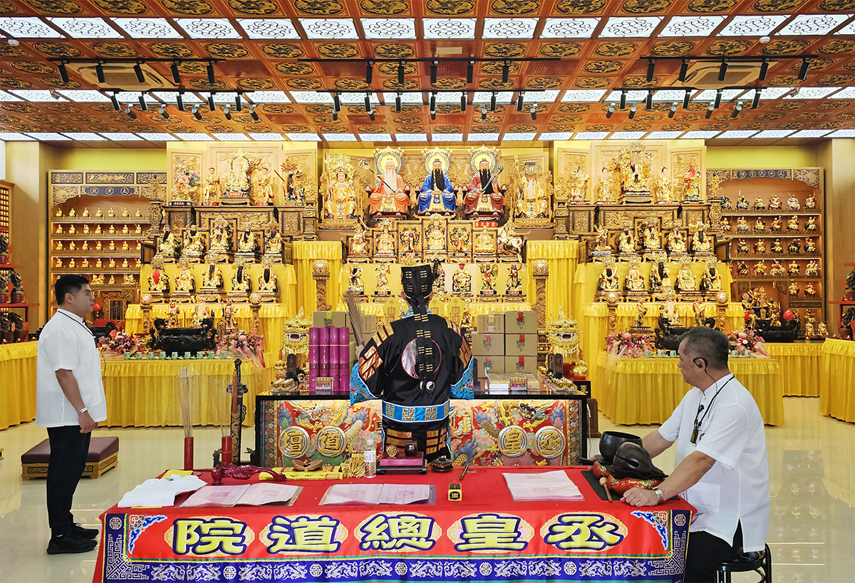 信眾透過台中丞皇總道院化解陰債，並透過補財庫、中元普渡，成功改善財運及祖先問題，扭轉運程困境。
