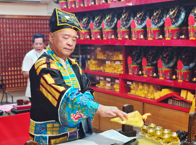 保險業務員透過台中丞皇弘法佈施與祖先功德壇法會，成功化解陰債，轉變人生。