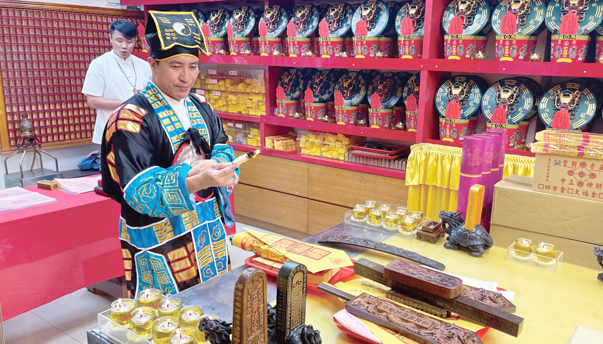 十年見證：從上班族到跨國企業主｜丞皇助 Y 女士化解冤親債主、轉運成功的真實案例