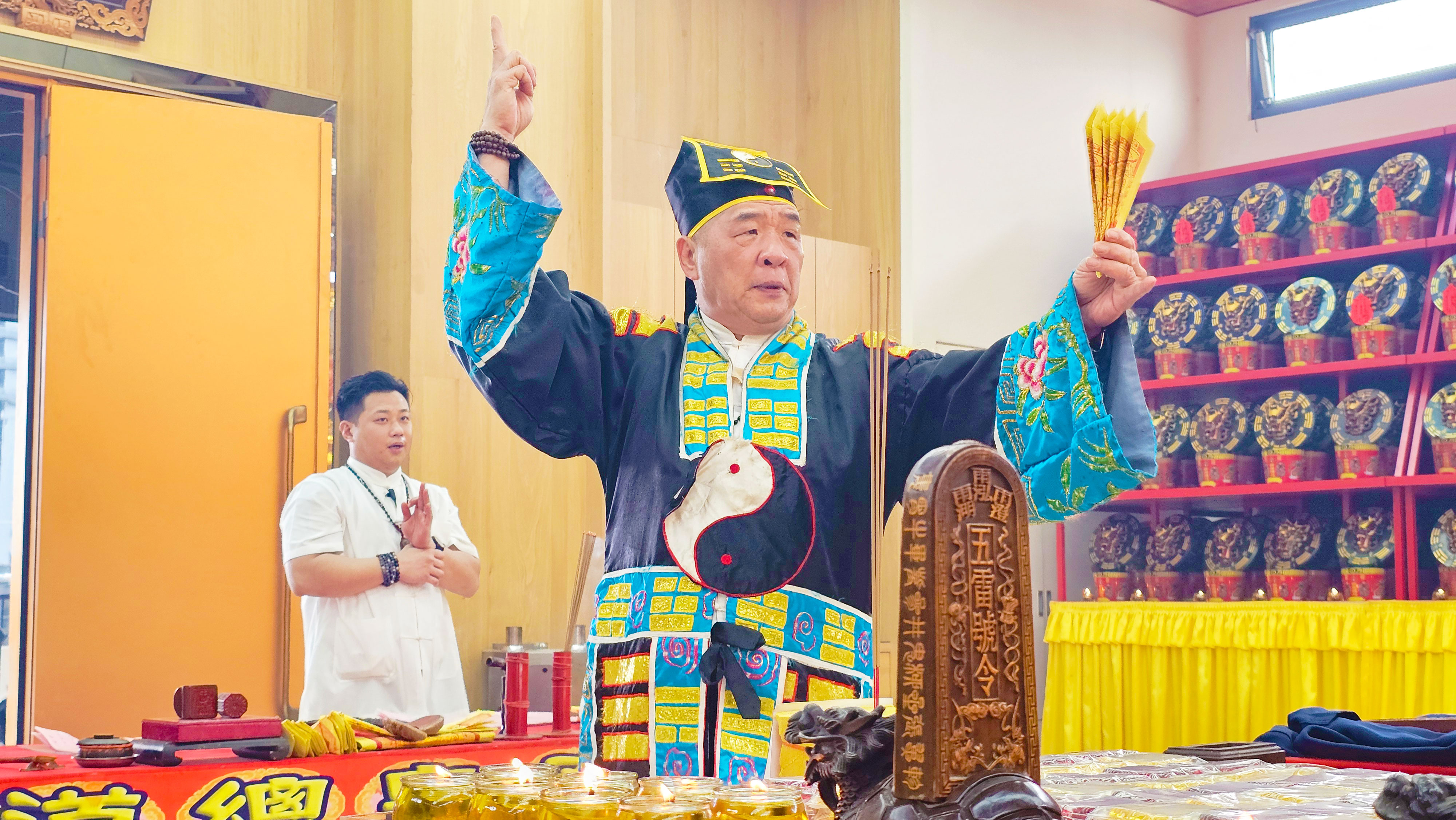【祖先見證】做粗活勞力沒空研究投資虛擬貨幣?年輕信眾來丞皇辦祖先功德法會,兩個月內遭隱藏大神指引操作虛擬貨幣狂賺!