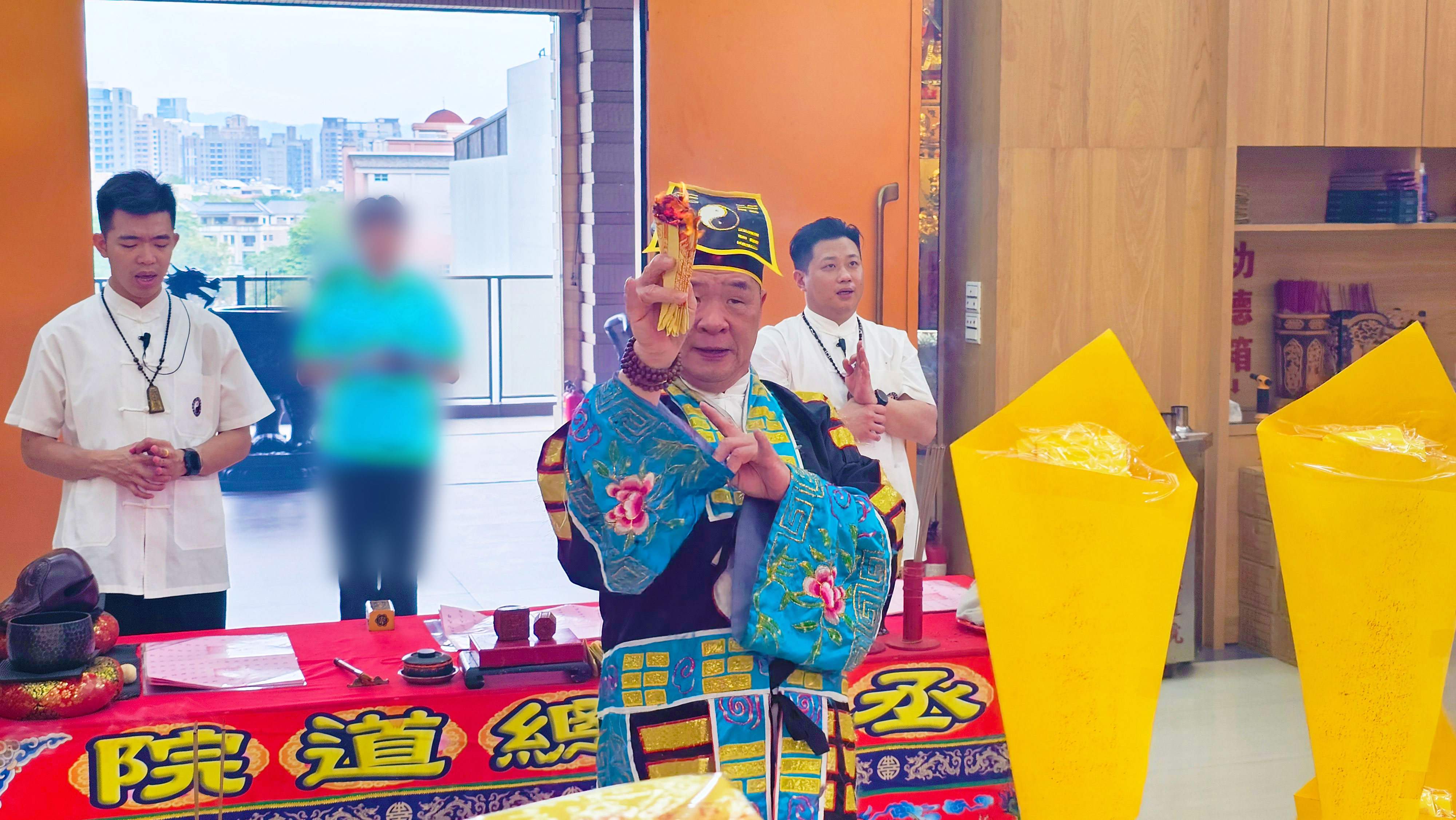 【陰債見證】做粗活勞力沒空研究投資虛擬貨幣?年輕信眾來丞皇辦祖先功德法會,兩個月內遭隱藏大神指引操作虛擬貨幣狂賺!