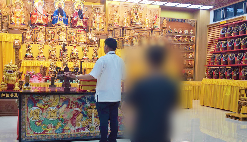 信眾親臨道館參，院長助其小孩派送文昌劍令