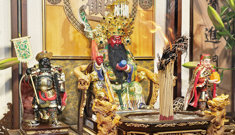 入火入神，法師請神降下分靈，香火鑽入神像代表神像入神