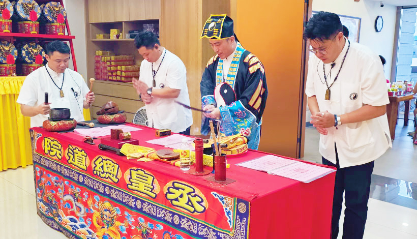 高功法師身穿道袍執掌法器進行敕令科儀