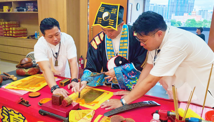 奏職法師率領信眾於神案前上稟祈福疏文
